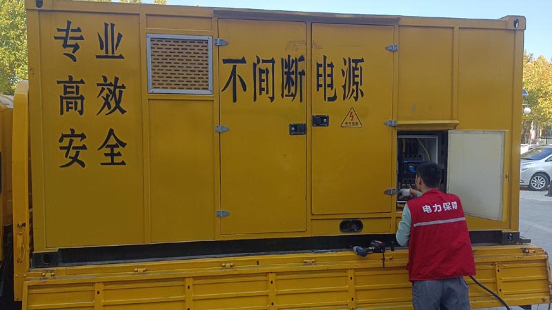 康县柴油发电机组和UPS电源配合使用时，如何避免切换过程中的电力中断？